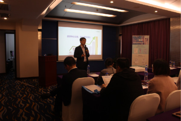 鄭總在介紹自然醫(yī)學(xué)產(chǎn)后康復(fù)解決方案 鄭總在介紹自然醫(yī)學(xué)產(chǎn)后康復(fù)解決方案